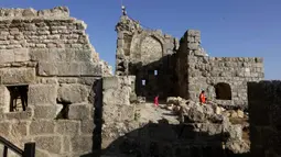 Sejumlah wisatawan mengunjungi Kastil Ajloun yang bersejarah di Ajloun, sekitar 73 km sebelah utara Kota Amman, Yordania, pada 19 Juli 2020. Kastil Ajloun adalah kastil abad ke-12 yang terletak di Yordania barat laut. (Xinhua/Mohammad Abu Ghosh)