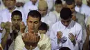 Umat muslim saat memanjatkan doa di sebuah masjid di Sale, Maroko, Selasa (14/7/2015). Setiap malam Lailatul Qadar, beberapa masjid di Maroko dipenuhi para umat muslim. (REUTERS / Stringer)
