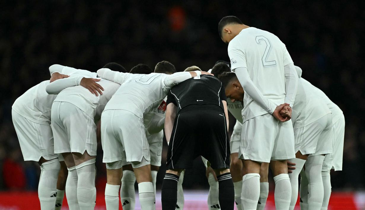 Pemain Arsenal melakukan briefing sebelum laga putaran ketiga Piala FA 2023/2024 melawan Liverpool di Emirates Stadium, London, Inggris, Minggu (07/01/2024) WIB. Skuad The Gunners terlihat mengenakan jersey serba putih meski bermain sebagai tim kandang. (AFP/Ben Stansall)