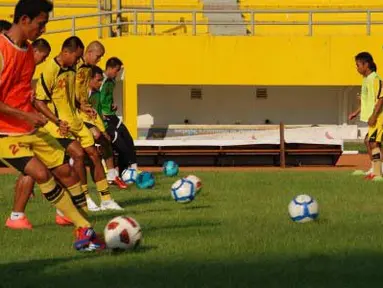 Pemain Sriwijaya FC melakukan latihan rutin di Stadion Gelora Sriwijaya Jakabaring Palembang, Rabu (25/4). Jelang laga kandang pertama paruh kedua ISL melawan PSMS Medan, pemain SFC mempersiapkan kondisi fisik dan mental untuk kembali meraih poin penuh. (Antara)