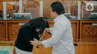 Terdakwa kasus pembunuhan Brigadir Nopriansyah Yosua Hutabarat atau Brigadir J, Putri Candrawathi mencium tangan Ferdy Sambo yang juga terdakwa dalam kasus tersebut saat akan menjalani sidang lanjutan di PN Jakarta Selatan, Selasa (29/11/2022). JPU menghadirkan sembilan saksi dalam persidangan pekan ketujuh kasus pembunuhan Brigadir J dengan terdakwa Ferdy Sambo dan Putri Candrawathi. (Liputan6.com/Faizal Fanani)