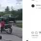 Bocah naik motor (Instagram/@viral_oto)