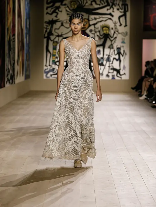 Adapula sulaman payet yang biasanya menjadi dekorasi, menyatu menjadi bagian dari koreografi yang luwes mengikuti pakaian bergerak saat dikenakan. (Dior)