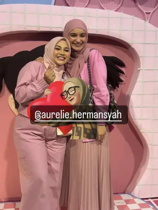 Shireen Sungkar memilih tampil kasual mengenakan kemeja warna pink yang dipadukan rok plisket dan hijab warna pink mauve. [@shireensungkar]
