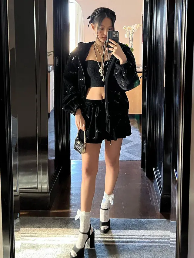 Jennie dalam Paris Fashion Week.