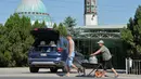 Di beberapa distrik di Bishkek, air diputus pada malam hari. Kolam renang dan tempat pencucian mobil ditutup. Penyiraman di malam hari dilarang. (VYACHESLAV OSELEDKO / AFP)