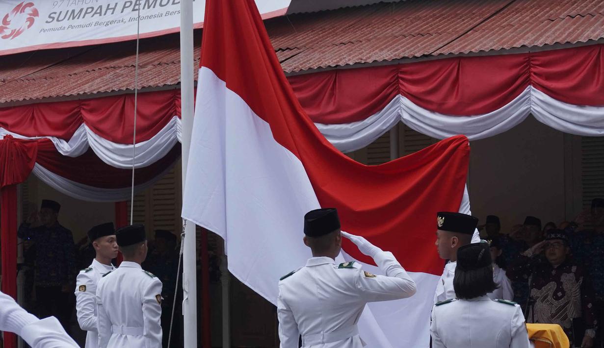 Pasukan pengibar bendera bersiap mengibarkan bendera Merah Putih pada upacara peringatan Hari Sumpah Pemuda di Museum Sumpah Pemuda, Jakarta, Selasa (28/10/2025). (merdeka.com/magang/Randi Saputra)