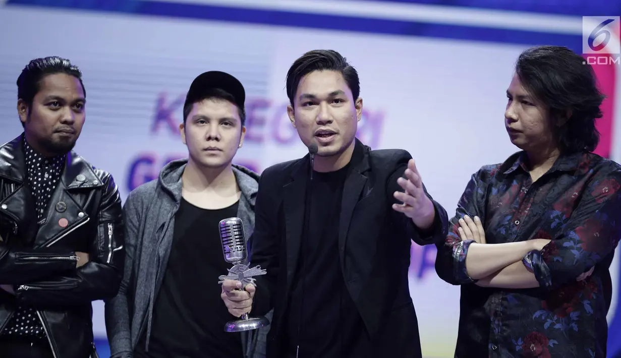 Vokalis Band Armada, Rizal memberi sambutan saat bandnya meraih penghargaan Group Band Paling Ngetop di ajang SCTV Music Awards 2018 di Studio Emtek, Jakarta, Selasa (27/4). (Liputan6.com/Faizal Fanani)