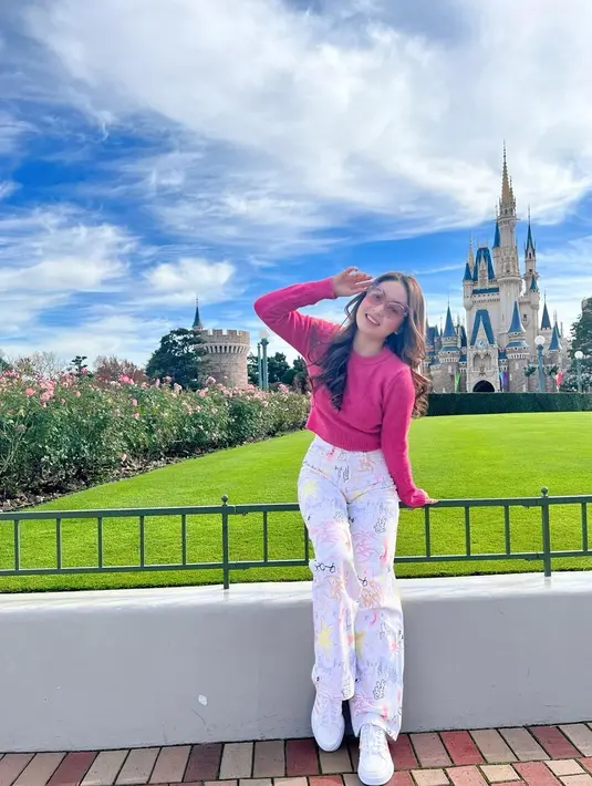 Penampilannya ini dipuji cantik seperti Barbie, apalagi ketika Natasha Wilona menambahkan kacamata pink sebagai aksesorinya.