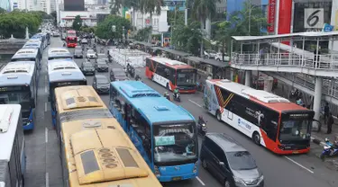 Aktivitas bus Transjakarta di Halte Harmoni, Jakarta, Rabu (2/1). PT Transportasi Jakarta (Transjakarta) menargetkan 231 juta pelanggan pada tahun 2019. (Liputan6.com/Immanuel Antonius)