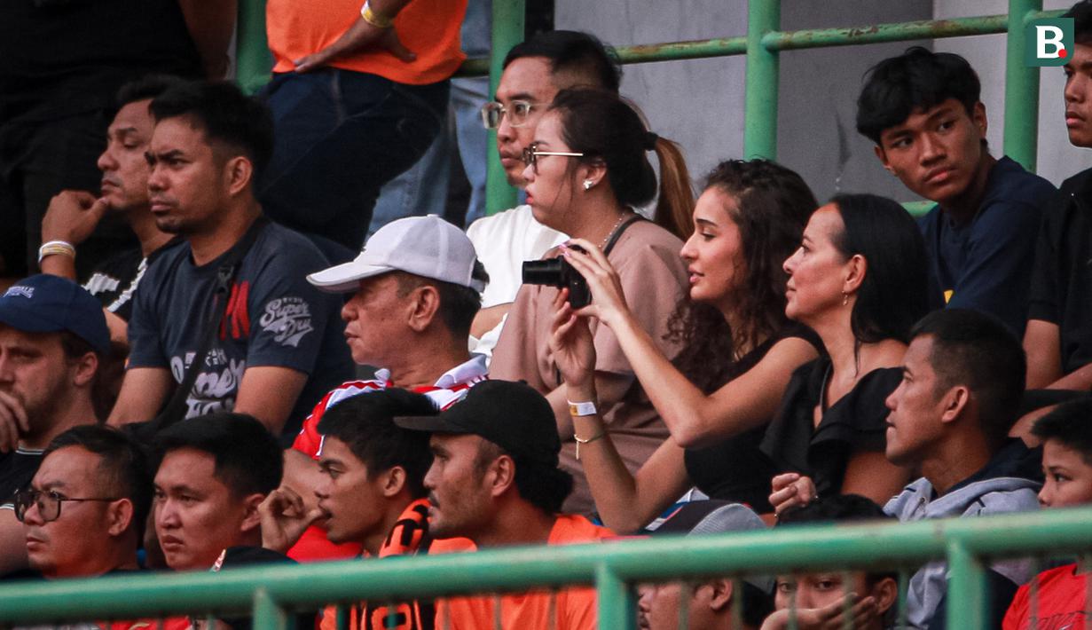 Ibu (kiri) dan kekasih kiper Arema FC, Julian Schwarzer terlihat menonton langsung laga pekan kesembilan BRI Liga 1 2023/2024 antara Persija Jakarta Vs Arema FC di Stadion Patriot Candrabhaga, Bekasi, Minggu (20/08/2023). (Bola.com/Bagaskara Lazuardi)