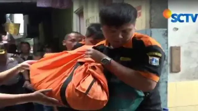 polisi akhirnya membawa kedua jasad ke Rumah Sakit Cipto Mangunkusuomo (RSCM) Jakarta untuk diautopsi.