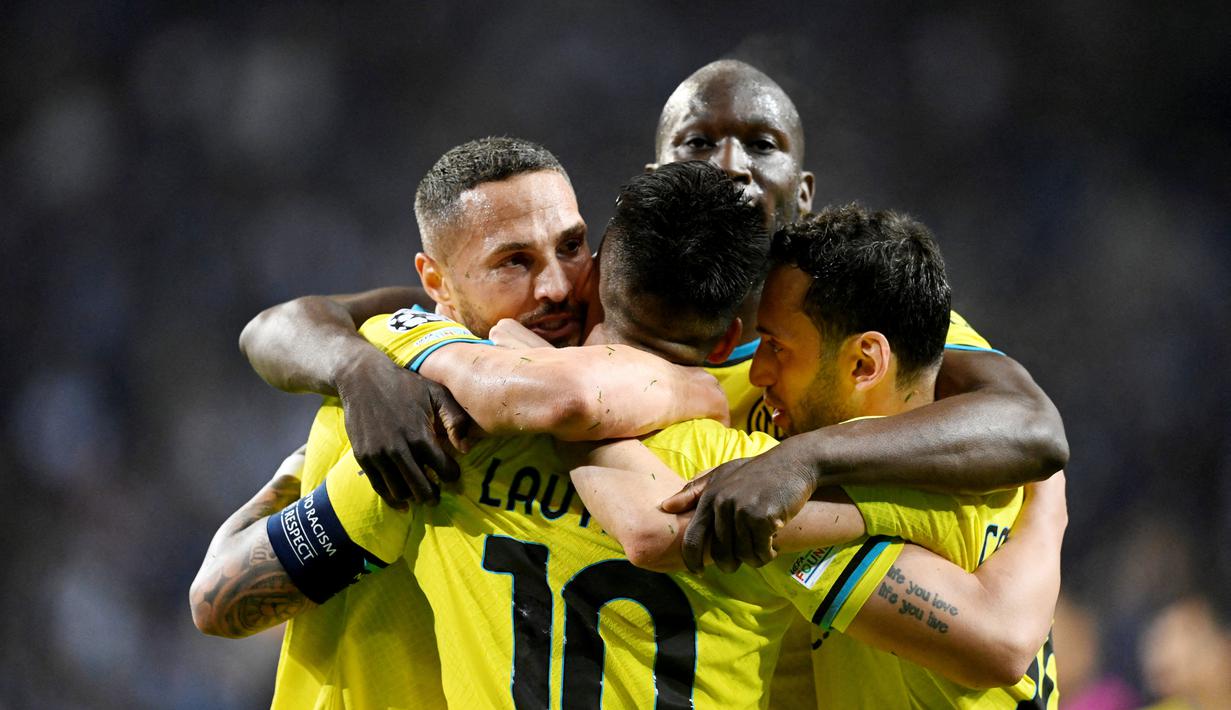 Para pemain Inter Milan merayakan keberhasilan mereka lolos ke perempat final setelah bermain imbang dengan FC Porto pada leg kedua babak 16 besar Liga Champions di Estadio Do Dragao, Rabu (15/03/2023). (AFP/Patricia De Melo Moreira)