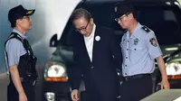 Mantan presiden Korsel Lee Myung-bak bersiap menjalani persidangan di pengadilan Seoul (6/9). Lee juga dituduh memindahkan dokumen kepresidenan secara ilegal dari Gedung Biru kepresidenan ke gedung pribadinya setelah pensiun. (AFP Photo/Jung Yeon-je)