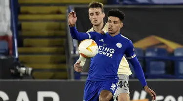 Bek Leicester City, James Justin berebut bola dengan gelandang AEK Athens, Mario Mitaj pada pertandingan Grup G Liga Europa di King Power Stadium, Jumat (11/12/2020) dinihari WIB. Leicester City memastikan diri keluar sebagai juara Grup G berkat kemenangan 2-0 atas AEK Athens.  (AP Photo/Rui Vieira)