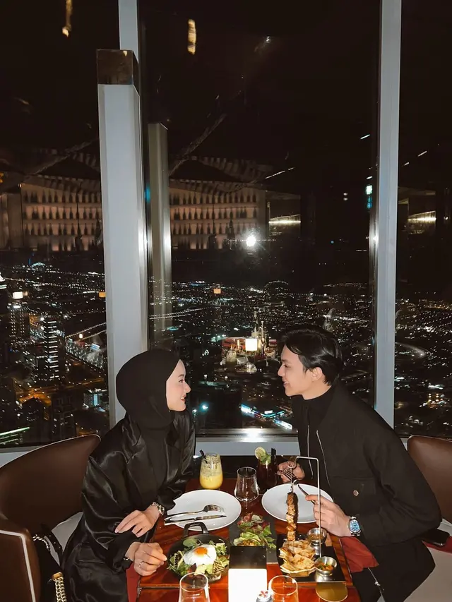 7 Momen Dinda Hauw dan Rey Mbayang Dinner Romantis di Burj Khalifa, Tampil Mesra