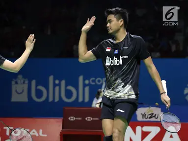 Pebulu tangkis ganda campuran Indonesia, Tontowi Ahmad/Winny Oktavina Kandow usai melawan Satwiksairaj Rankireddy/Ashwini Ponnappa (India) di di Babak 32 besar Indonesia Open 2019 di Istora Senayan, Jakarta, Rabu (17/7/2019). Tontowi/Winny unggul 21-13, 21-11. (Liputan6.com/Helmi Fitrhiansyah)