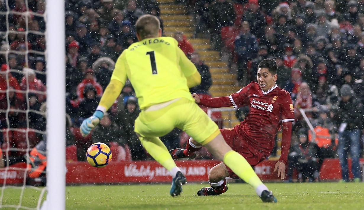 Striker Liverpool, Roberto Firmino, melepaskan tendangan ke gawang Everton pada laga Premier League di Stadion Anfield, Minggu (10/12/2017). Laga bertajuk Derbi Merseyside itu berakhir imbang 1-1. (AP/Peter Byrne)