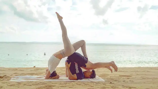 7 Potret Shandy Aulia Lakukan Yoga di Pantai, Curi Perhatian