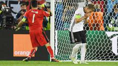 Bastian Schweinsteiger tak percaya  sepakannya melewati mister gawang Italia yang di kawal Gianluigi Buffon pada laga perempat final Piala Eropa 2016 di Stadion Matmut Atlantique, Bordeaux, Minggu (3/7/2016) dini hari WIB. (AFP/Patrik Stollarz)