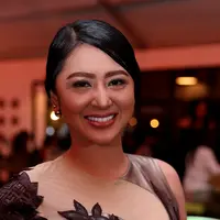 Dewi Perssik yang sangat antusias dengan gaunnya ini memberikan pendapatnya mengenai industri fashion tanah air. Ia rupanya bangga fashion Indonesia sudah berkembang bahkan hingga luar negeri. (Andy Masela/Bintang.com)