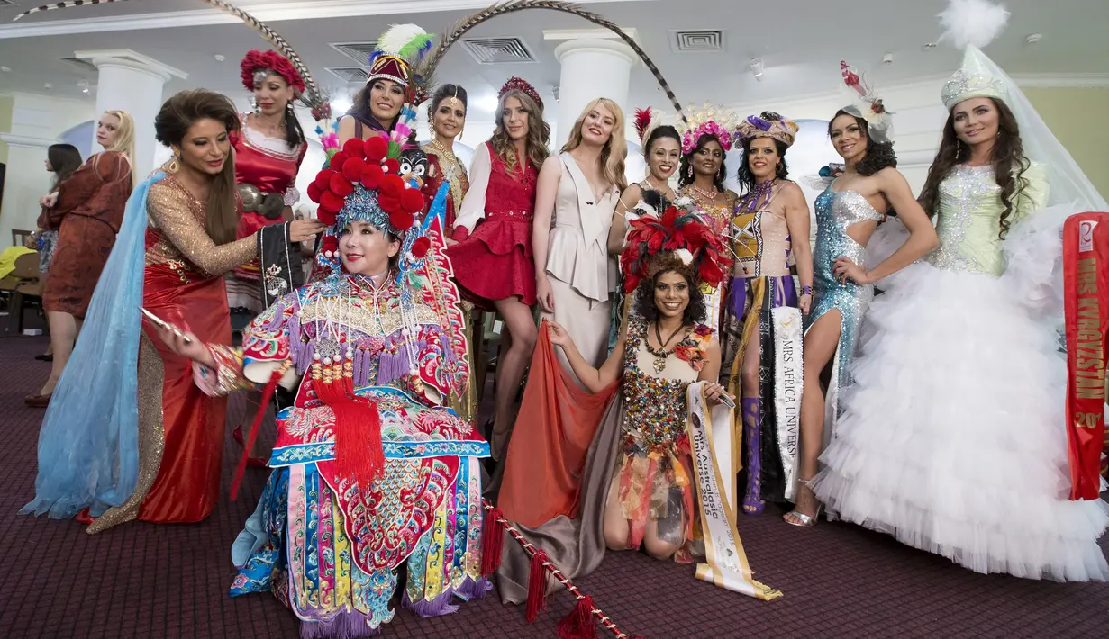 Sejumlah peserta berfoto bersama sebelum mengikuti ajang Mrs Universe 2015 di Minsk, Belarus, Sabtu (29/8/2015). (REUTERS/Vasily Fedosenko)