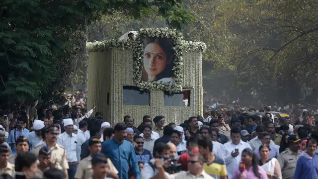 Disemayamkan di Peti Kaca, Begini Jenazah Sridevi Sebelum Dikremasi