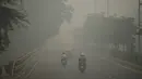 Kendaraan bermotor menembus kabut asap pekat yang menyelimuti jalan di New Delhi, Minggu (3/10/2019). Polusi di New Delhi disebabkan asap kembang api dalam Festival Diwali dan kabut asap akibat pembukaan lahan di pinggiran kota dan negara bagian di sekitarnya. (Photo by Sajjad  HUSSAIN / AFP)
