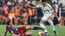 Pertandingan yang mempertemukan dua tim raksasa Spanyol dalam rivalitas klasik penuh gengsi. Duel ini menyajikan pertarungan sengit sejak menit awal hingga peluit panjang dibunyikan. Tampakk dalam foto, gelandang Barcelona asal Belanda, Frenkie De Jong (kiri) berebut bola dengan penyerang Real Madrid asal Prancis, Kylian Mbappe saat pertandingan final Piala Super Spanyol di King Abdullah Sports City Stadium, Jeddah pada Minggu 11 Januari 2026 waktu setempat atau Senin 12 Januari 2026 dini hari WIB. (Fadel SENNA/AFP)