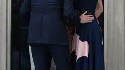 David Cameron memeluk istri, Samantha dan ketiga anaknya di depan kantornya, 10 Downing Street, London, pada hari terakhir sebagai PM Inggris, Rabu (13/7). Cameron mundur dari jabatannya sebagai PM Inggris pasca referendum Uni Eropa (AFP PHOTO/Oli SCARFF)