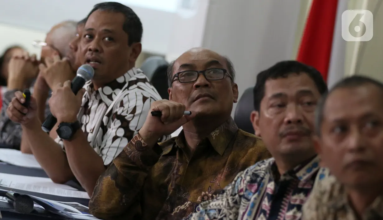 Kepala Sub Komite Kecelakaan Penerbangan KNKT Nurcahyo Utomo (kiri) memberikan keterangan pers mengenai hasil investigasi kecelakaan pesawat Lion Air JT 610 di Jakarta, Jumat (25/10/2019). (Liputan6.com/Johan Tallo)