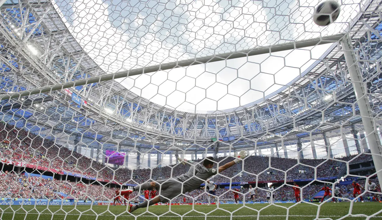 Proses terjadinya gol yang dicetak striker Inggris, Harry Kane, ke gawang Panama pada laga grup G Piala Dunia di Stadion Nizhny Novgorod, Nizhny Novgorod, Minggu (24/6/2018). Babak pertama Inggris unggul 5-0 atas Panama. (AP/Antonio Calanni)