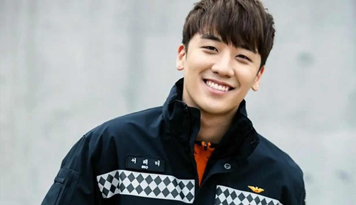 Pose tidur Seungri memang terlihat sangat tidak sopan. Pasalnya, anggota termuda di Big Bang ini mengangkat kakinya naik hingga menempel ke jendela. (Soompi/Bintang.com)