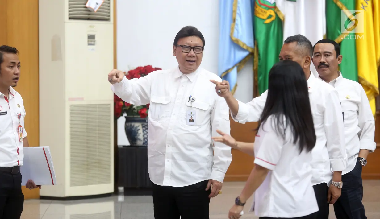 Mendagri Tjahjo Kumolo (kedua kiri) jelang laporan akhir tahun 2018 Kemendagri dan BNPP di Jakarta, Rabu (26/12). Kemendagri melalui Dinas Dukcapil akan menerapkan sistem jemput bola ke wilayah yang belum memiliki E-KTP. (Liputan6.com/Helmi Fithriansyah)