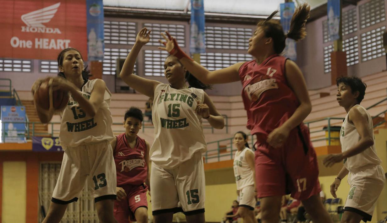 Pebasket putri Flying Wheel Makasar, Firza Rozaku, berusaha memasukan bola saat melawan Merah Putih Predator pada turnamen Honda Merpati Bali Basketball Challenge 2017 di Denpasar, Bali, Jumat (3/2/2017). (Bola.com/Muhammad Wirawan)