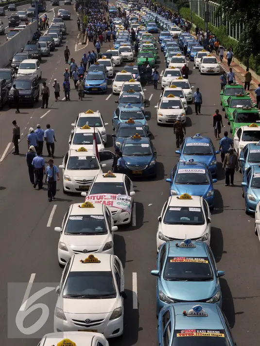 Armada supir taksi saat melakukan demo di depan Gedung DPR/MPR, Jakarta, Selasa (22/3). Selain melakukan demo supir taxi tersebut melakukan sweeping ke sopir taksi yang beroperasi di dalam tol, dan membakar ban.(Liputan6.com/Johan Tallo)
