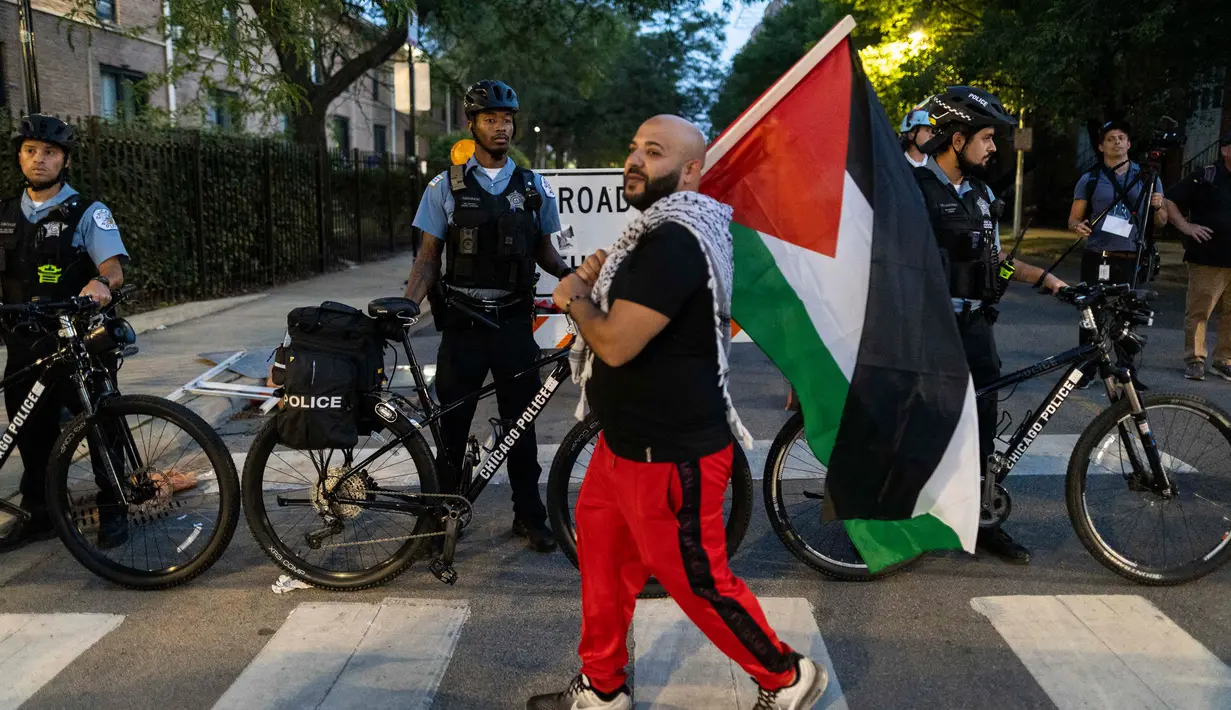 Konvensi Nasional Partai Demokrat (DNC) di Chicago, Amerika Serikat diwarnai aksi unjuk rasa massa pro-Palestina. (CHRISTIAN MONTERROSA/AFP)