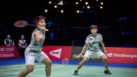 Pebulu tangkis Indonesia, Apriyani Rahayu (kiri) yang berpasangan dengan Siti Fadia Silva Ramadhanti berusaha mengembalikan bola saat menghadapi wakil China, Chen Qing Chen/Jia Yi Fan pada laga final nomor ganda putri kejuaraan bulu tangkis BWF World Championship 2023 di Royal Arena, Copenhagen, Denmark, Minggu (27/8/2023). (AFP/Ritzau Scanpix/Mads Claus Rasmussen)