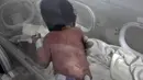 Seorang bayi perempuan yang lahir di bawah reruntuhan akibat gempa bumi yang melanda Suriah dan Turki menerima perawatan di dalam inkubator di rumah sakit anak di kota Afrin, provinsi Aleppo, Suriah, Selasa (7/2/2023). Video penyelamatan bayi itu viral di media sosial. Rekaman menunjukkan seorang pria berlari dari puing-puing bangunan empat lantai yang runtuh sambil menggendong bayi mungil yang tertutup debu. (AP Photo/Ghaith Alsayed)