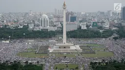 Umat muslim mengikuti aksi reuni 212 di Lapangan Monas, Jakarta, Minggu (2/12). Penyelenggaraan reuni ini merupakan kali kedua setelah juga dilakukan pada 2017. (Merdeka.com/Iqbal S. Nugroho)