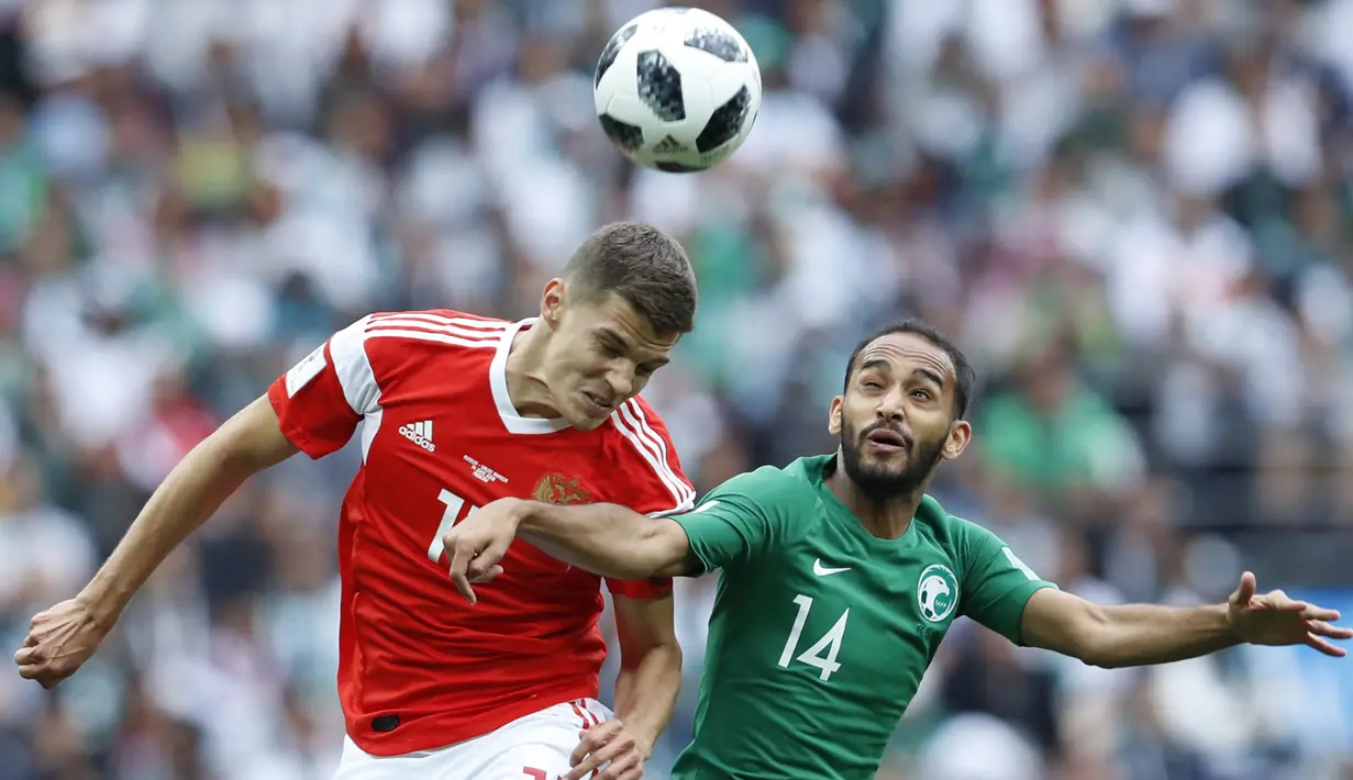 Duel pemain Rusia, Roman Zobnin (kiri) dan pemain Arab Saudi, Abdullah Otayf pada laga grup A Piala Dunia 2018 di Luzhniki stadium, Moskow, Rusia, (14/6/2018). Rusia menang 5-0. (AP/Hassan Ammar)