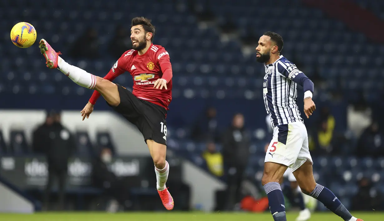Gelandang Manchester United, Bruno Fernandes, mengontrol bola saat melawan West Bromwich Albion pada laga Liga Inggris di Stadion Hawthorns, Minggu (14/2/2021). Kedua tim bermain imbang 1-1. (Michael Steele/Pool Photo via AP)