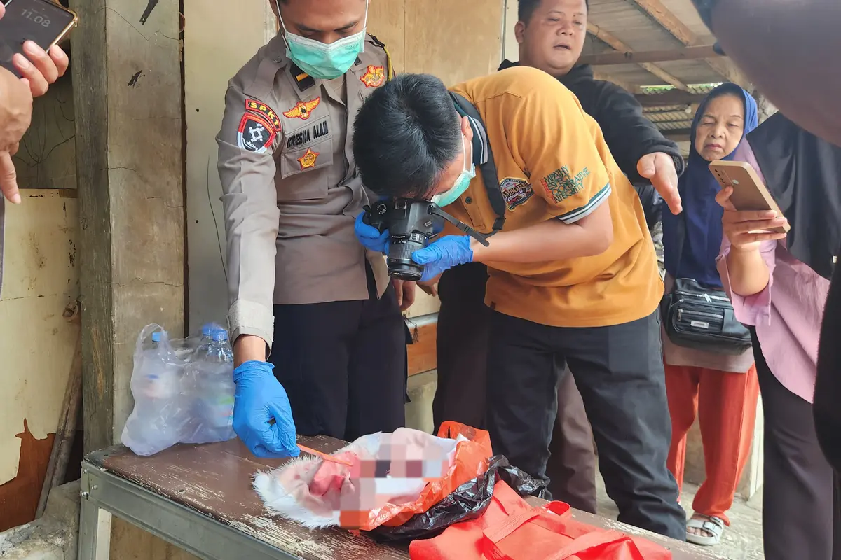 Dikira Kantong Sampah Ternyata Mayat Bayi Prematur Gegerkan Warga Cipayung