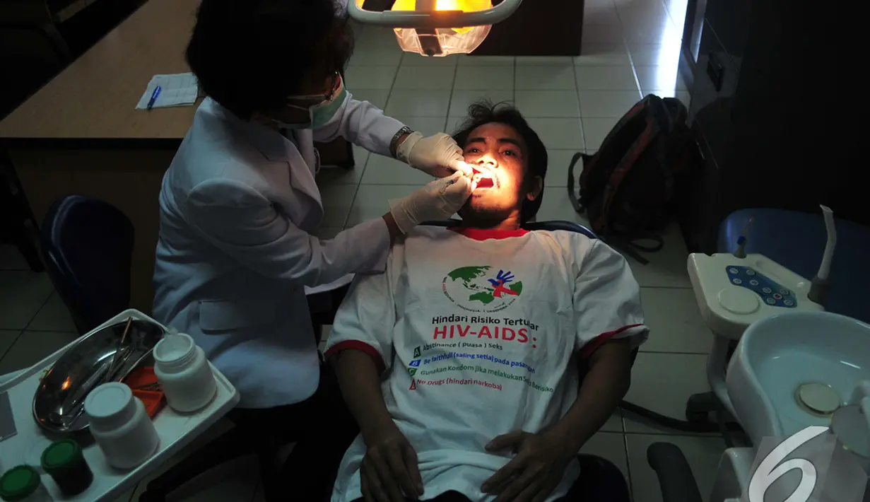 Dokter memeriksa kesehatan gigi warga binaan Lapas Narkotika Kelas IIA Jakarta saat memperingati Hari AIDS/HIV sedunia, Jakarta, Senin (1/12/2014). (Liputan6.com/Johan Tallo)