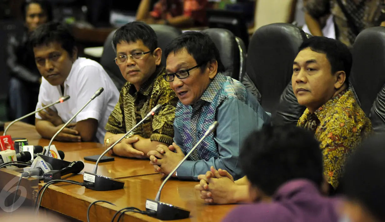 Anggota Fraksi Hanura, Inas Nasrulloh Zubir (kedua kanan) memberi keterangan pers di Gedung DPR RI, Senayan, Jakarta, Jumat (20/11). Empat anggota DPR tersebut memyampaikan agar Ketua DPR Setya Novanto mundur dari jabatannya. (Liputan6.com/Johan Tallo)