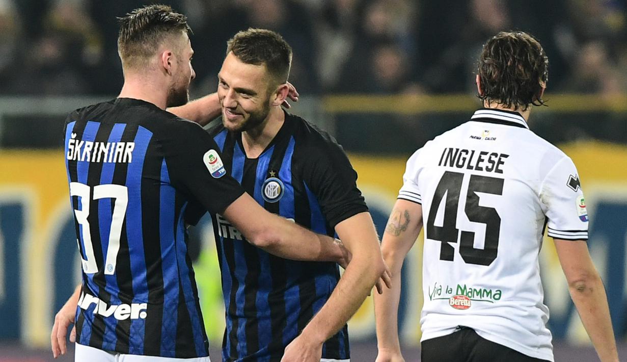 Pemain Inter Milan, Milan Skriniar dan Stefan de Vrij, merayakan kemenangan atas Parma pada laga Serie A di Stadion Ennio-Tardini, Sabtu (9/2). Inter Milan menang 1-0 atas Parma. (AFP/Miguel Medina)