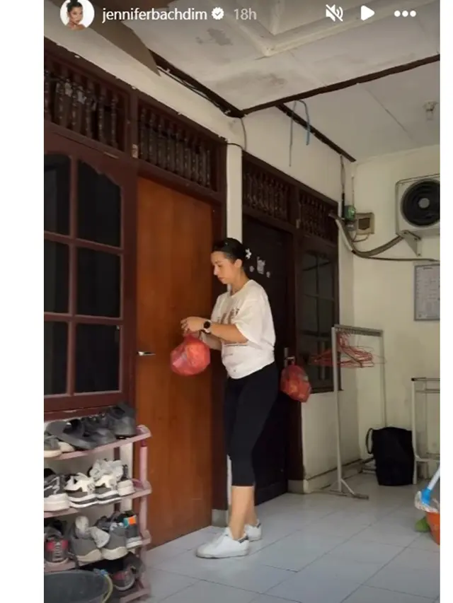 6 Potret Irfan Bachdim dan Jennifer Salurkan Bantuan Logistik Korban Banjir Bali