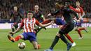 Aksi pemain Arsenal, Mesut Ozil (kanan) melepaskan tembakan saat di adang pemain Atletico, Jose Maria Gimenez pada semifinal Liga Europa di Wanda Metropolitano stadium, Madrid, (3/5/2018). Atletico menang 1-0. (AP/Francisco Seco)