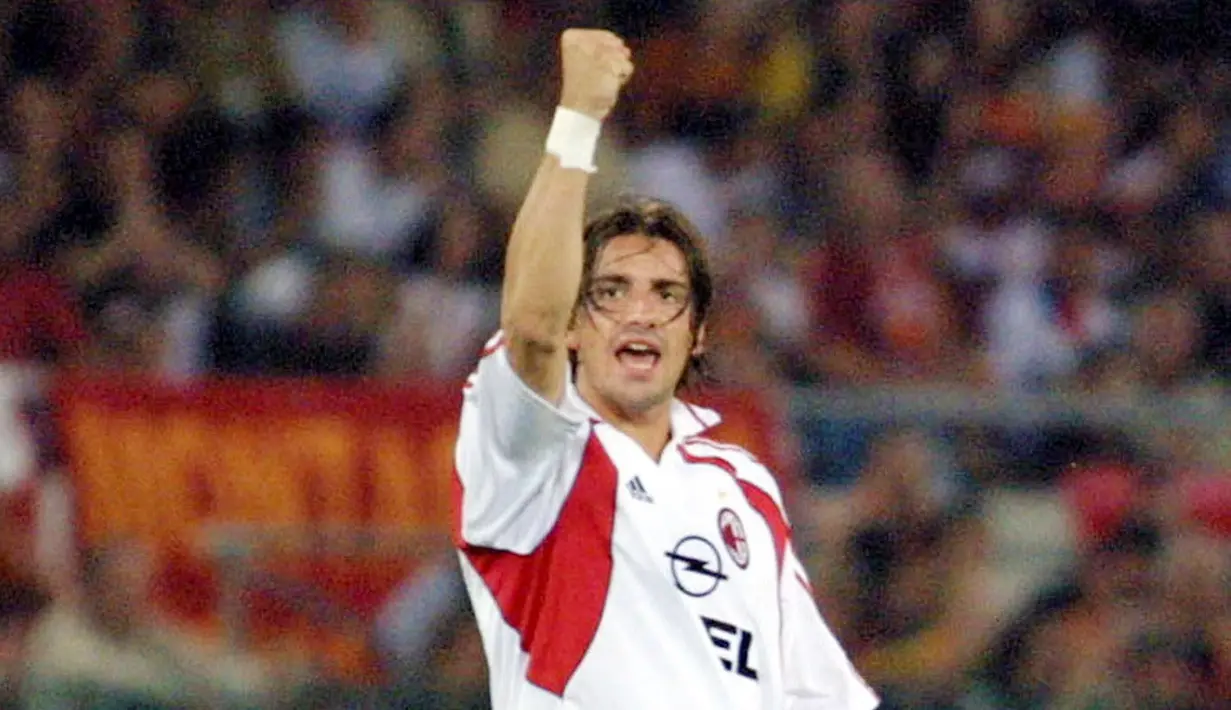 Francesco Coco - Pemain yang berposisi sebagai bek kiri ini merupakan produk asli akademi AC Milan. Namun demi memperlancar kedatangan Clarence Seedorf, Rossoneri rela melepasnya ke Inter Milan pada tahun 2002. (AFP/Gabriel Bouys)