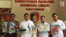 Direskrimum Polda Metro Jaya (PMJ), Kombes Pol Nico Afinta, bersama Kabid Humas Polda Metro Jaya, Kombes Argo Yuwono, menunjukkan tersangka beserta barang bukti di Polda Metro Jaya, Jakarta, Senin (18/12). (Liputan6.com/Immanuel Antonius)